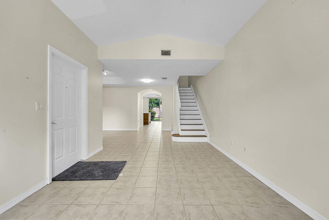 合同活跃: $319,000 (2 贝兹, 2 浴室, 1379 平方英尺)