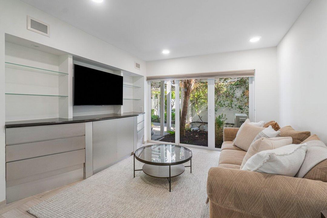 出租: $11,500 (3 贝兹, 2 浴室, 2615 平方英尺)