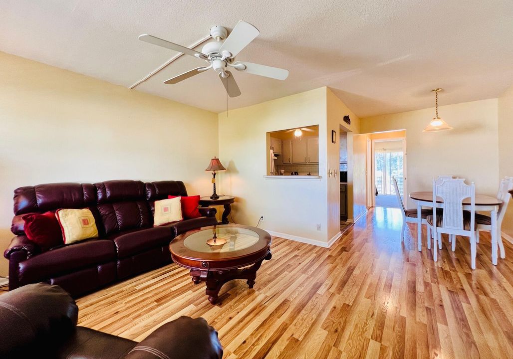 Под контрактом: $1,500 (1 спален, 1 ванн, 702 Квадратных фут)