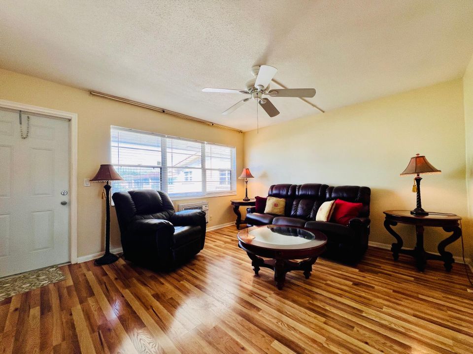 Под контрактом: $1,500 (1 спален, 1 ванн, 702 Квадратных фут)