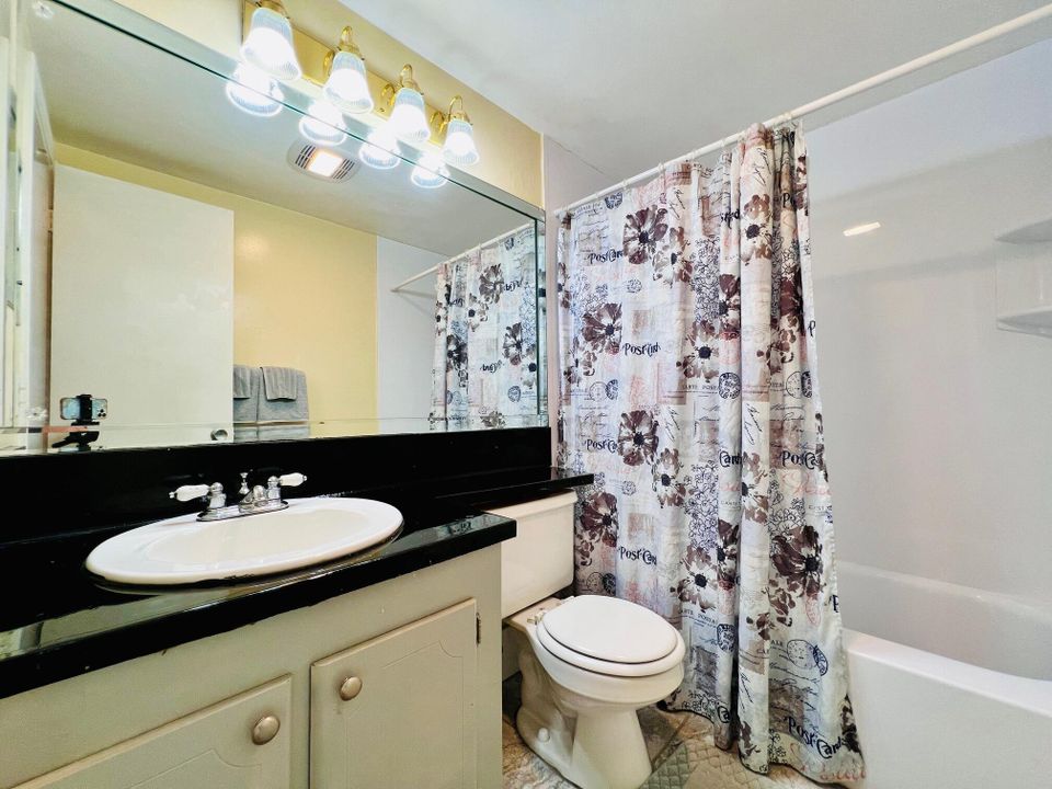 Под контрактом: $1,500 (1 спален, 1 ванн, 702 Квадратных фут)