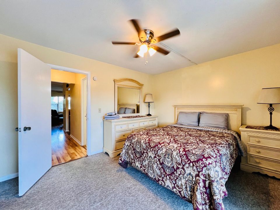 Под контрактом: $1,500 (1 спален, 1 ванн, 702 Квадратных фут)