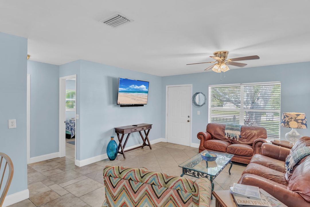 На продажу: $282,000 (2 спален, 1 ванн, 700 Квадратных фут)