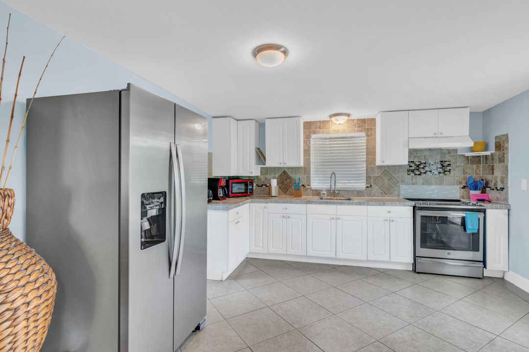 На продажу: $282,000 (2 спален, 1 ванн, 700 Квадратных фут)