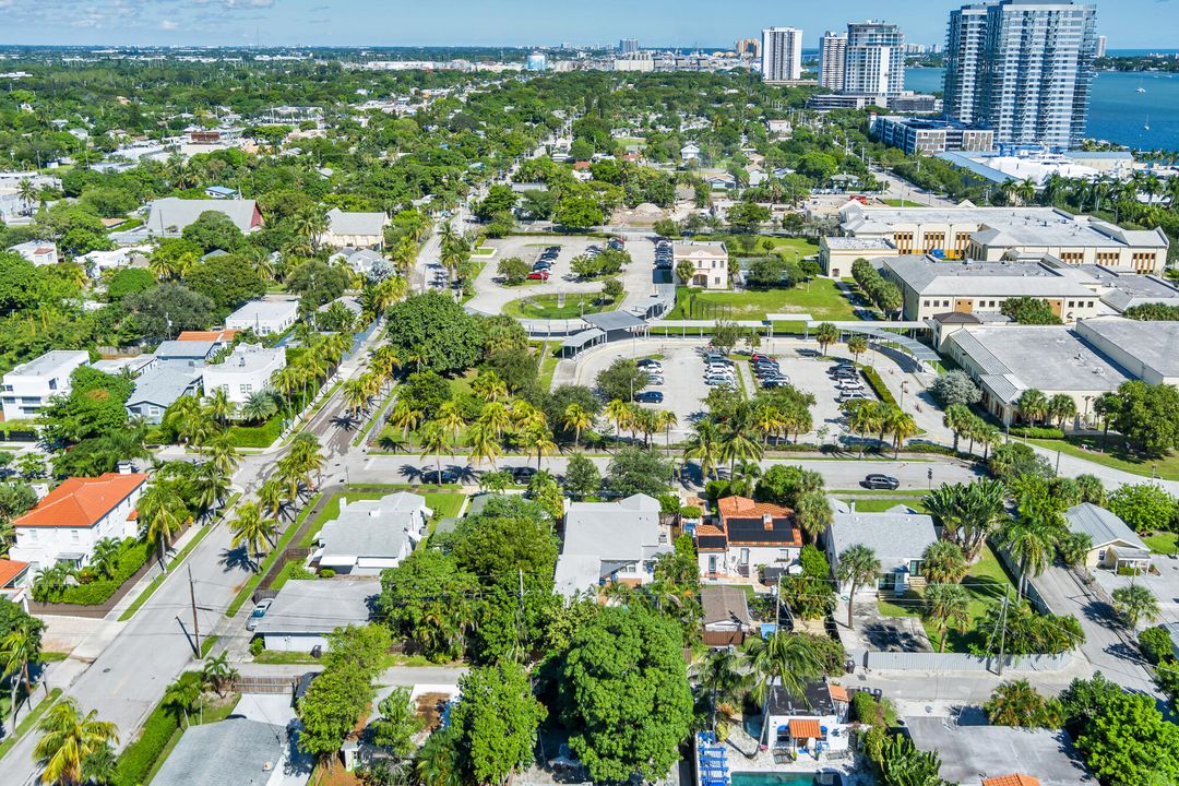 На продажу: $980,000 (3 спален, 2 ванн, 1702 Квадратных фут)