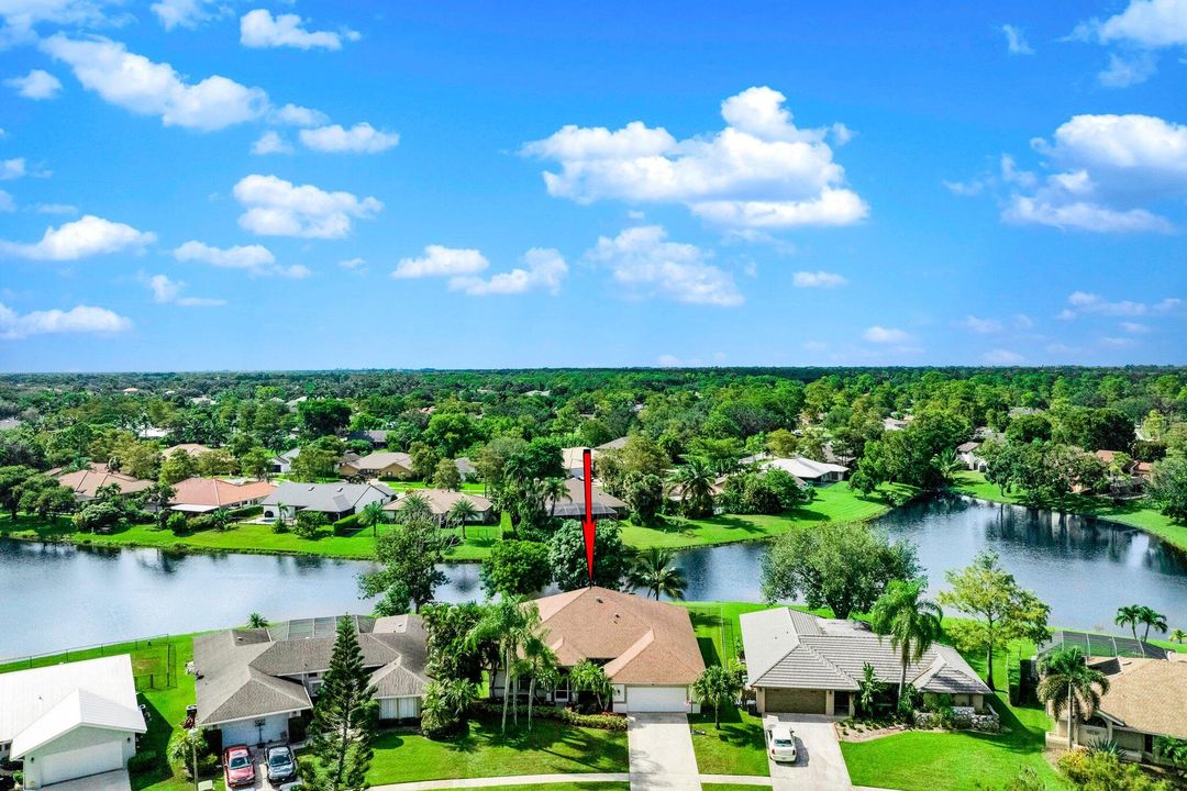 Под контрактом: $669,900 (4 спален, 2 ванн, 2419 Квадратных фут)