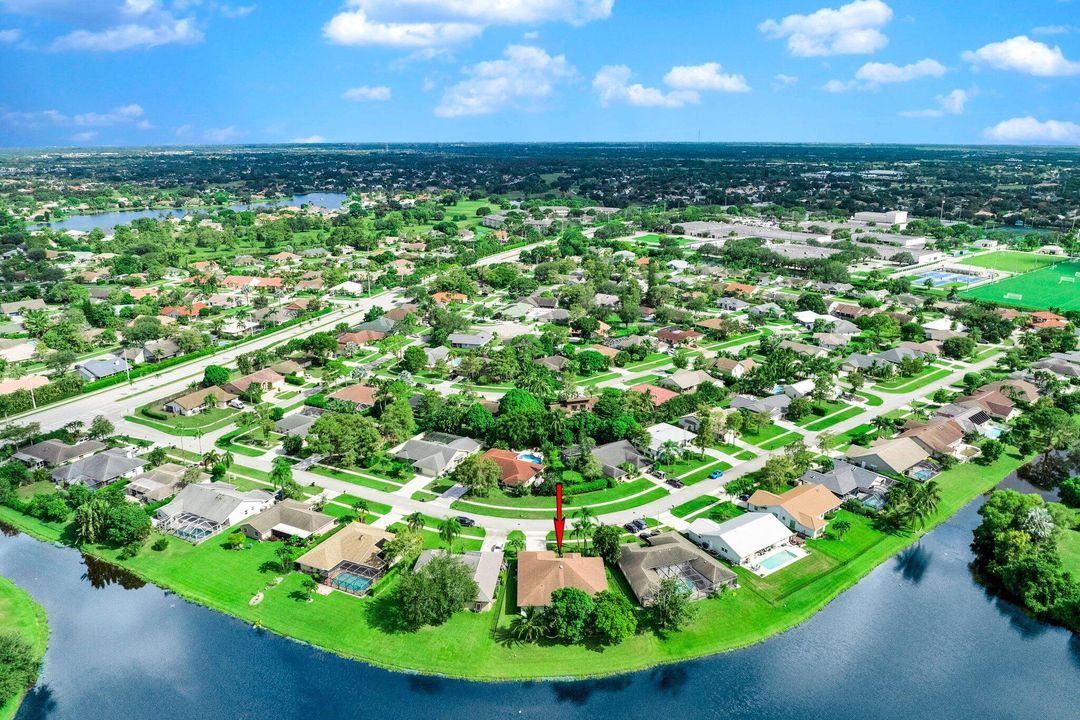 Под контрактом: $669,900 (4 спален, 2 ванн, 2419 Квадратных фут)