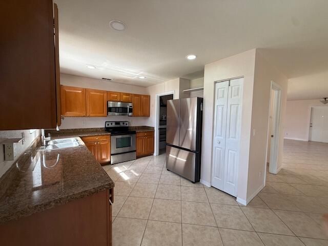 Под контрактом: $2,600 (4 спален, 2 ванн, 2575 Квадратных фут)