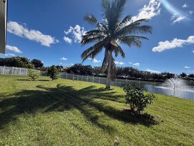 Под контрактом: $2,600 (4 спален, 2 ванн, 2575 Квадратных фут)