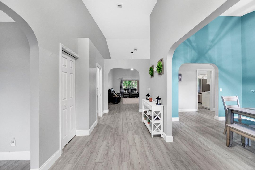 Под контрактом: $669,900 (4 спален, 2 ванн, 2419 Квадратных фут)