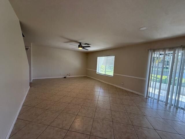 Под контрактом: $2,600 (4 спален, 2 ванн, 2575 Квадратных фут)