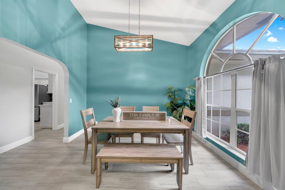 Под контрактом: $669,900 (4 спален, 2 ванн, 2419 Квадратных фут)