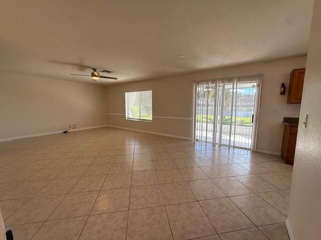 Под контрактом: $2,600 (4 спален, 2 ванн, 2575 Квадратных фут)