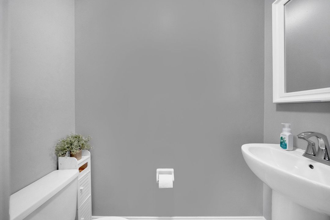 Под контрактом: $669,900 (4 спален, 2 ванн, 2419 Квадратных фут)