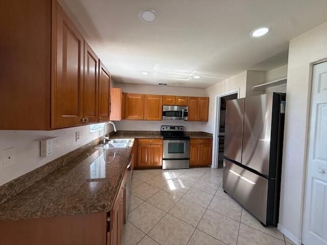 Под контрактом: $2,600 (4 спален, 2 ванн, 2575 Квадратных фут)