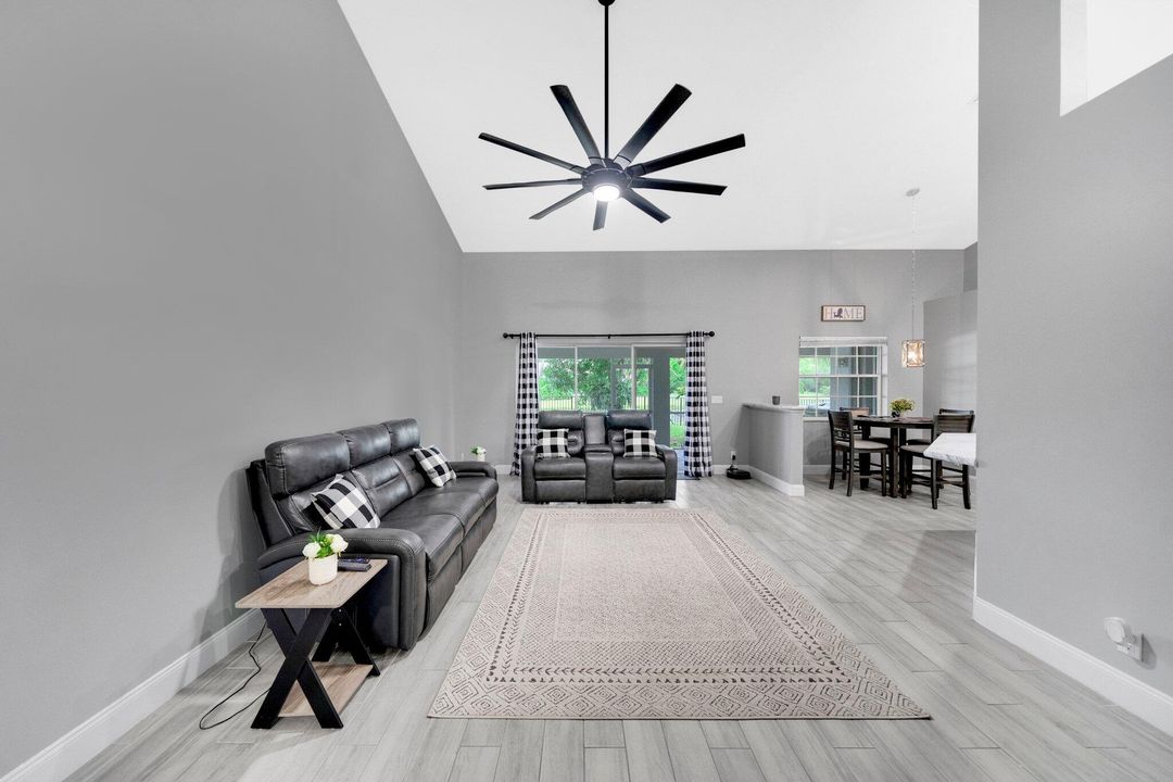 Под контрактом: $669,900 (4 спален, 2 ванн, 2419 Квадратных фут)