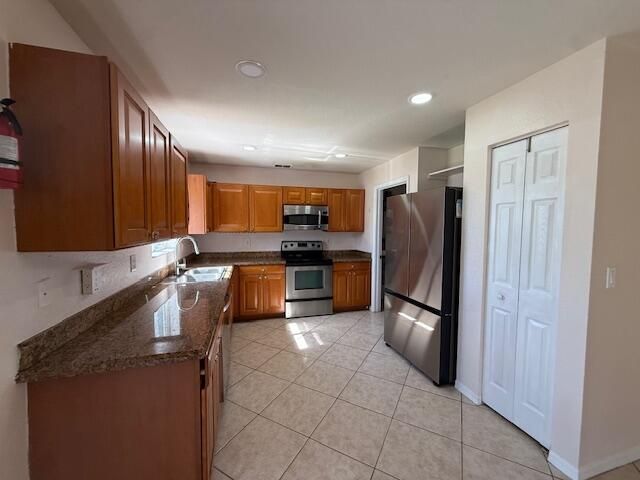 Под контрактом: $2,600 (4 спален, 2 ванн, 2575 Квадратных фут)