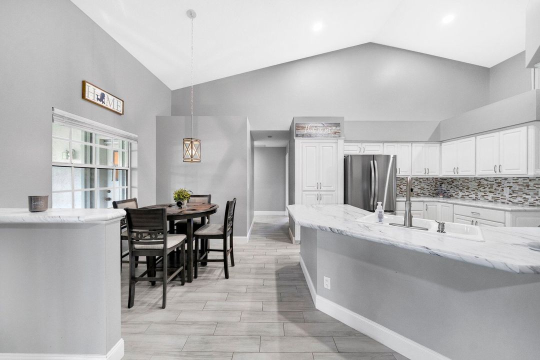 Под контрактом: $669,900 (4 спален, 2 ванн, 2419 Квадратных фут)