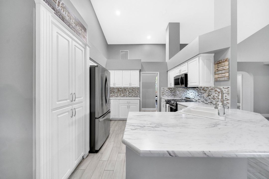 Под контрактом: $669,900 (4 спален, 2 ванн, 2419 Квадратных фут)