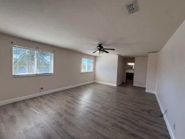 Под контрактом: $2,600 (4 спален, 2 ванн, 2575 Квадратных фут)