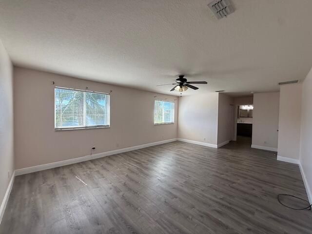 Под контрактом: $2,600 (4 спален, 2 ванн, 2575 Квадратных фут)