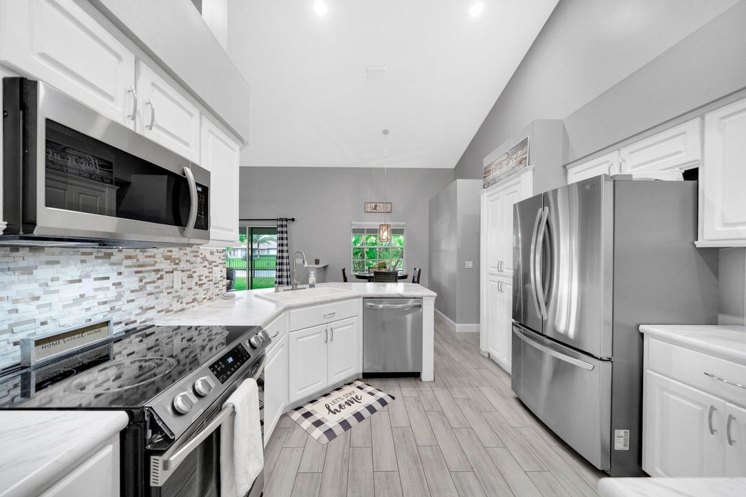 Под контрактом: $669,900 (4 спален, 2 ванн, 2419 Квадратных фут)