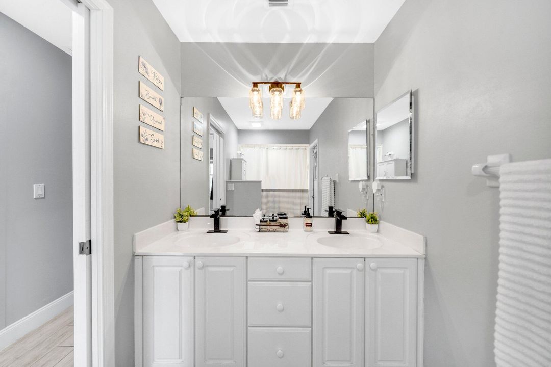 Под контрактом: $669,900 (4 спален, 2 ванн, 2419 Квадратных фут)