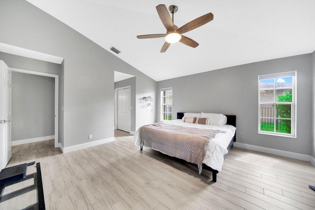 Под контрактом: $669,900 (4 спален, 2 ванн, 2419 Квадратных фут)