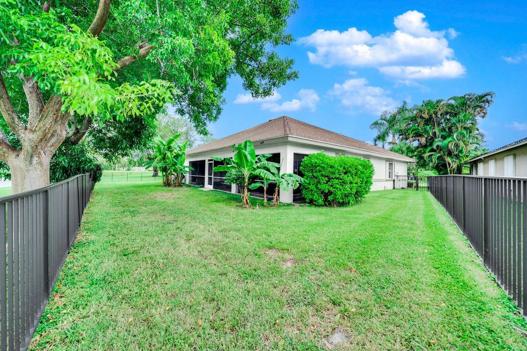 Под контрактом: $669,900 (4 спален, 2 ванн, 2419 Квадратных фут)