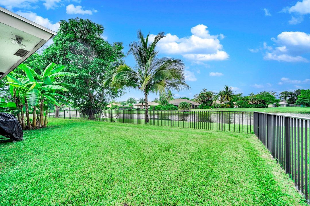 Под контрактом: $669,900 (4 спален, 2 ванн, 2419 Квадратных фут)