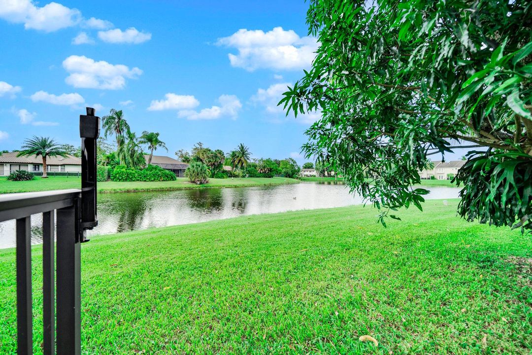 Под контрактом: $669,900 (4 спален, 2 ванн, 2419 Квадратных фут)