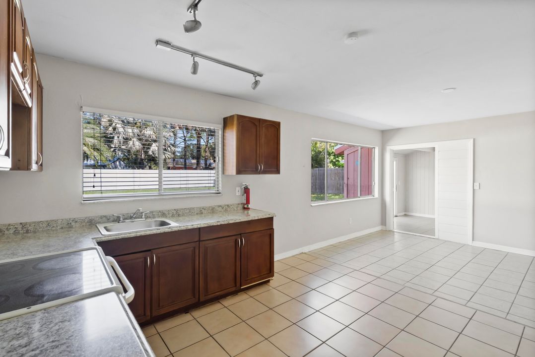 合同活跃: $275,000 (3 贝兹, 2 浴室, 1176 平方英尺)