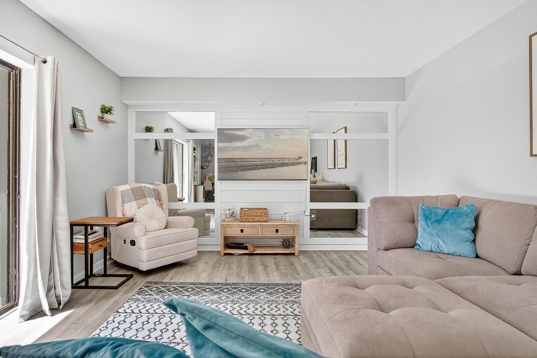 For Sale: $325,000 (2 beds, 2 baths, 1236 Square Feet)