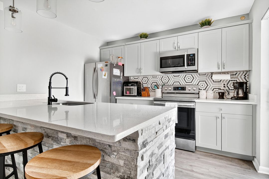 For Sale: $325,000 (2 beds, 2 baths, 1236 Square Feet)