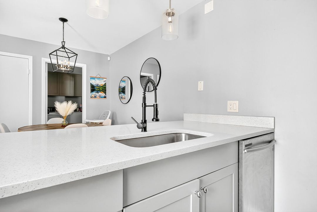 For Sale: $325,000 (2 beds, 2 baths, 1236 Square Feet)