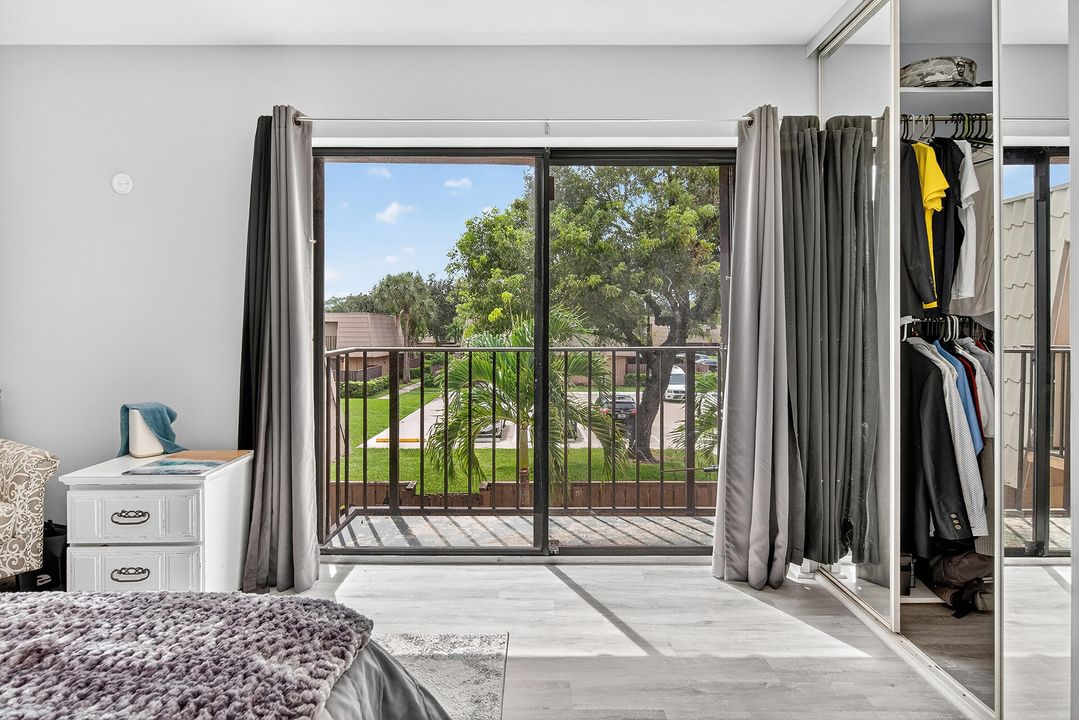 For Sale: $325,000 (2 beds, 2 baths, 1236 Square Feet)