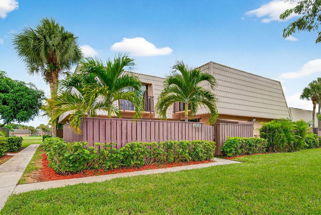 For Sale: $325,000 (2 beds, 2 baths, 1236 Square Feet)