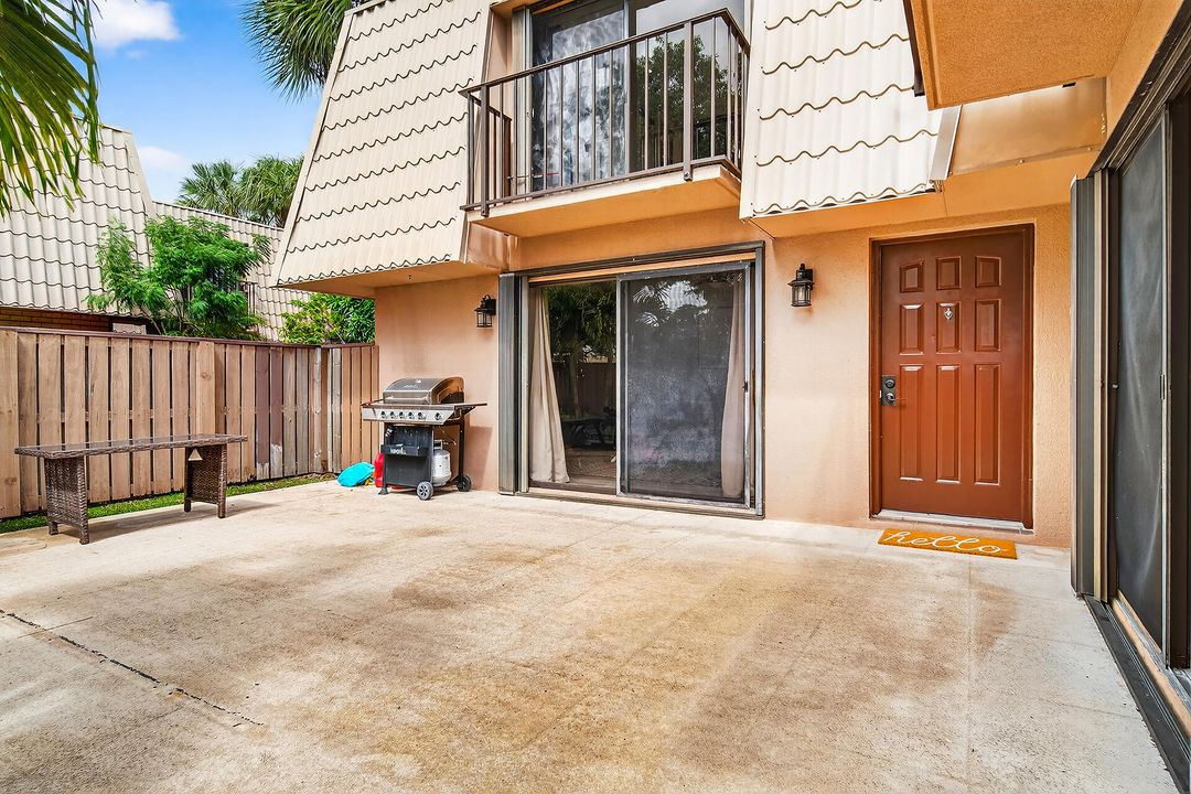 For Sale: $325,000 (2 beds, 2 baths, 1236 Square Feet)