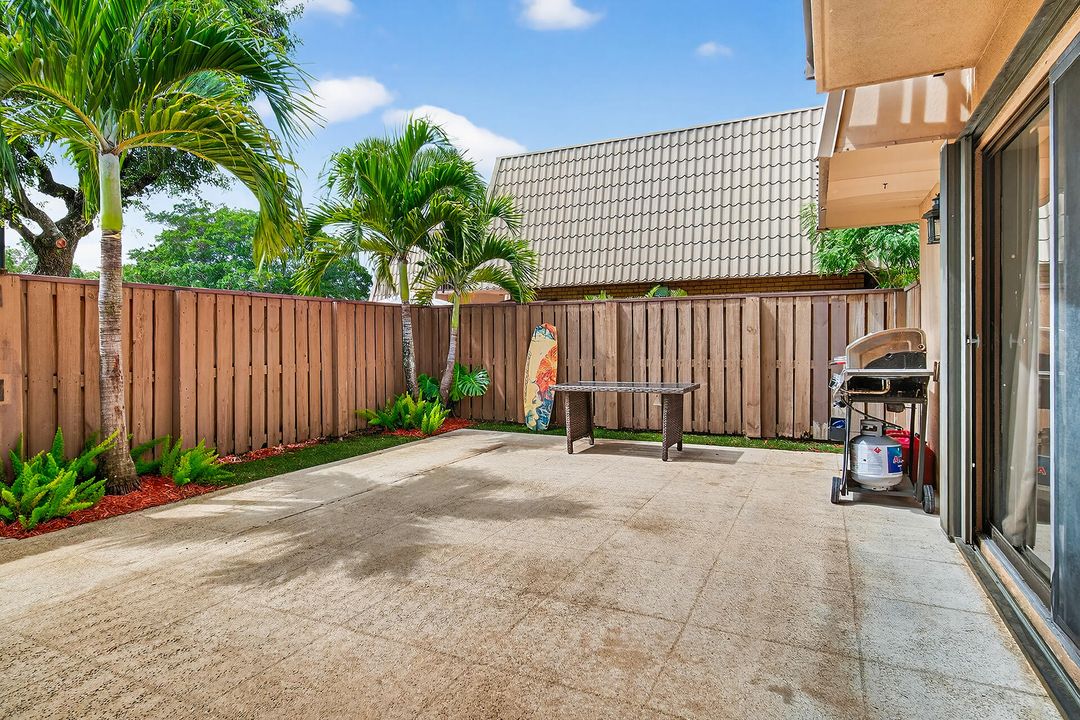 For Sale: $325,000 (2 beds, 2 baths, 1236 Square Feet)