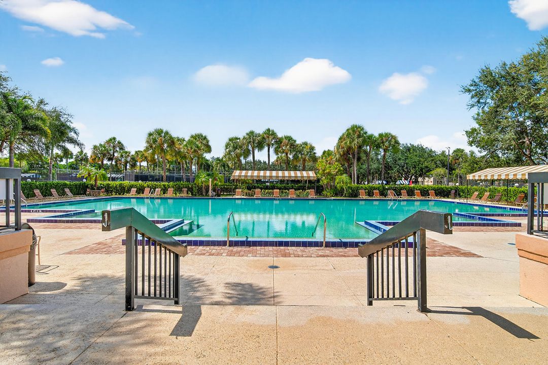 For Sale: $325,000 (2 beds, 2 baths, 1236 Square Feet)