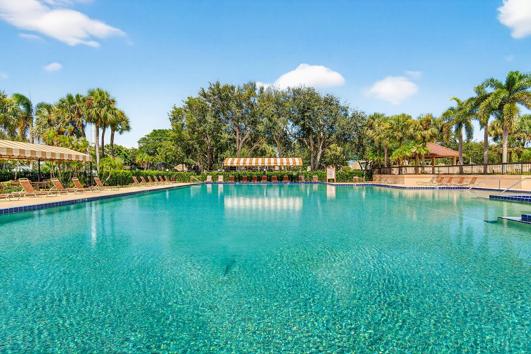 For Sale: $325,000 (2 beds, 2 baths, 1236 Square Feet)