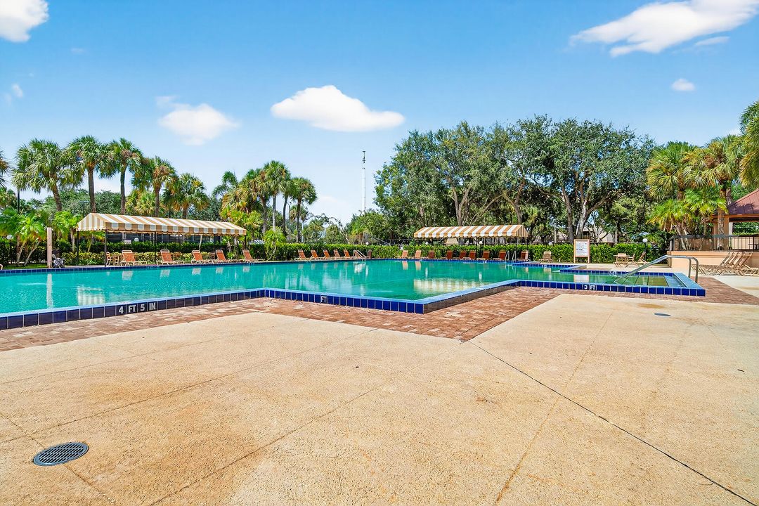 For Sale: $325,000 (2 beds, 2 baths, 1236 Square Feet)