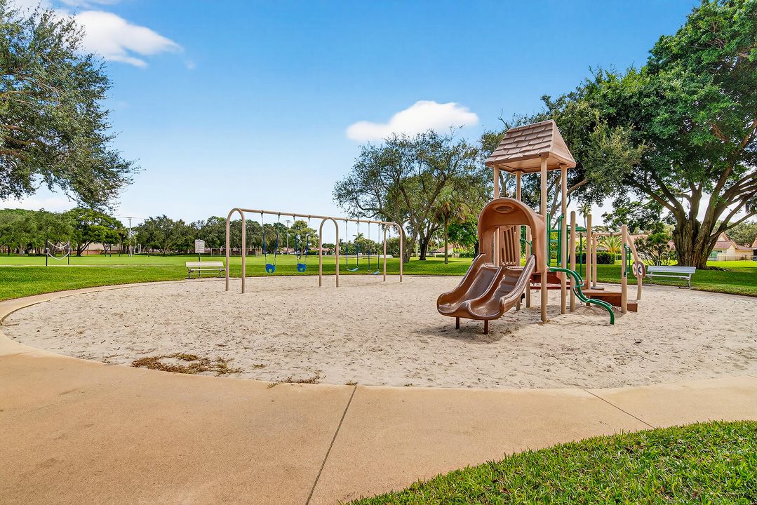 For Sale: $325,000 (2 beds, 2 baths, 1236 Square Feet)