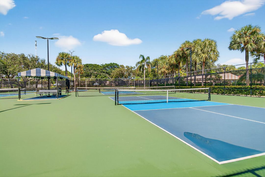 For Sale: $325,000 (2 beds, 2 baths, 1236 Square Feet)