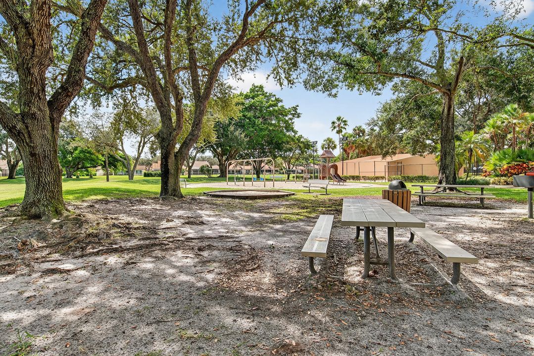 For Sale: $325,000 (2 beds, 2 baths, 1236 Square Feet)