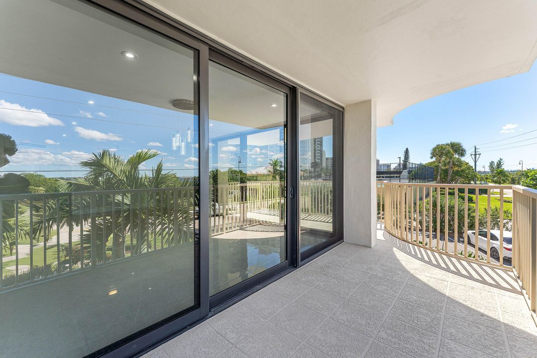 For Sale: $699,000 (2 beds, 2 baths, 1330 Square Feet)