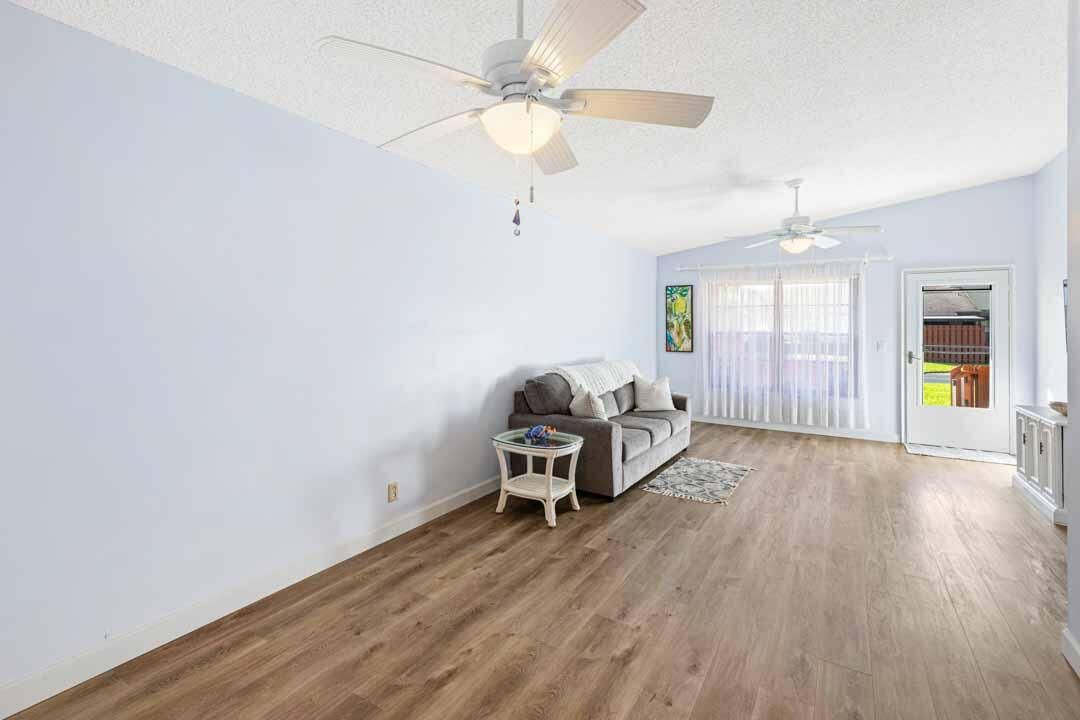 合同活跃: $249,900 (2 贝兹, 2 浴室, 1026 平方英尺)