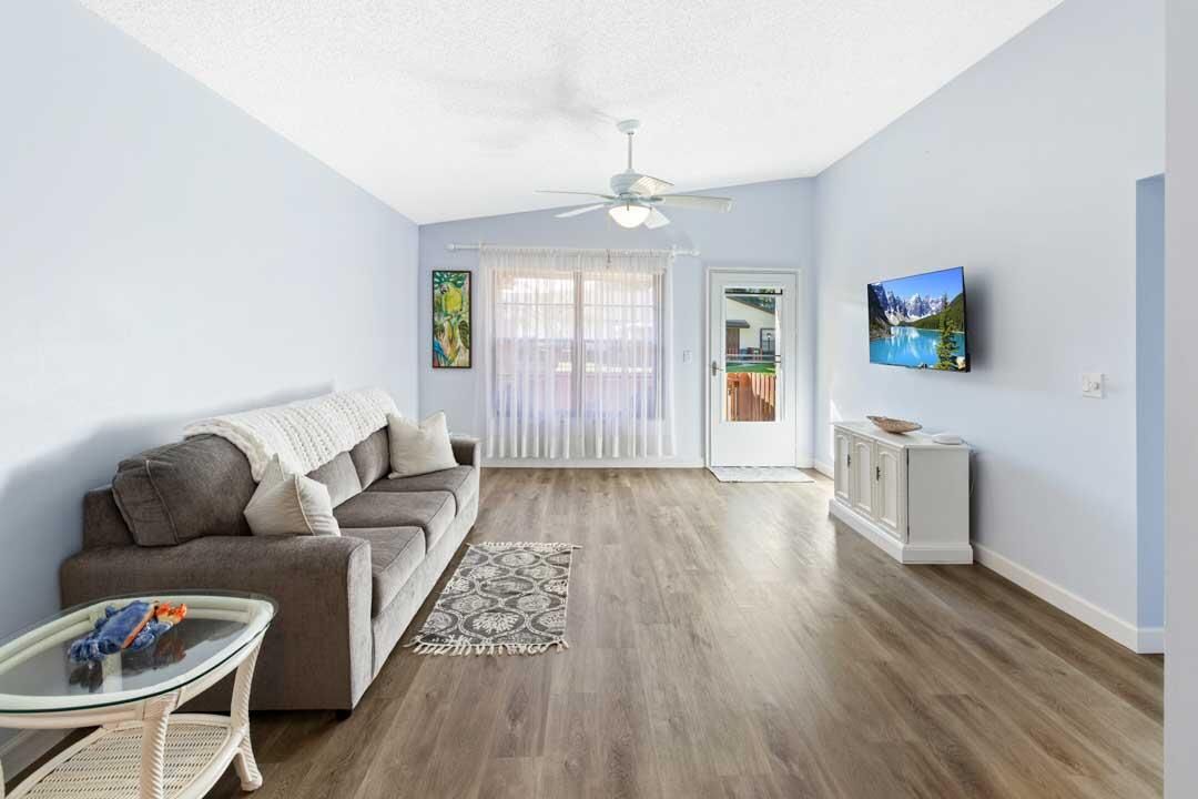 合同活跃: $249,900 (2 贝兹, 2 浴室, 1026 平方英尺)