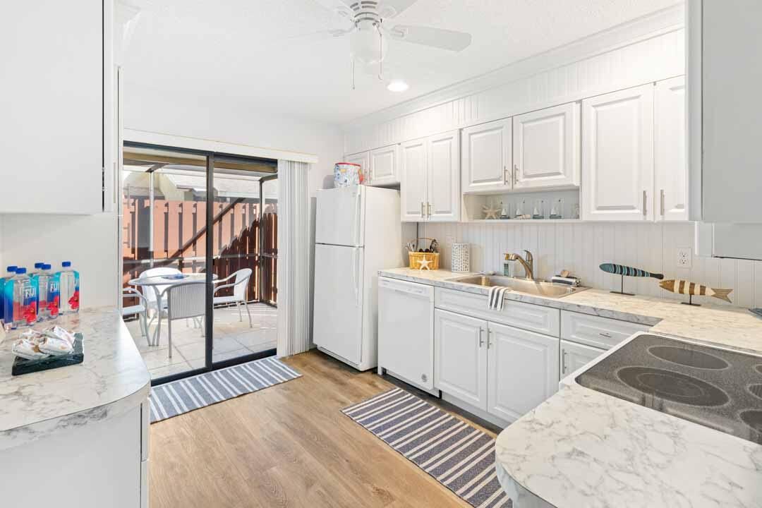 合同活跃: $249,900 (2 贝兹, 2 浴室, 1026 平方英尺)