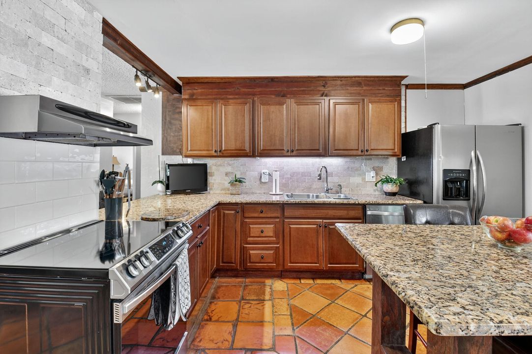 合同活跃: $470,000 (2 贝兹, 2 浴室, 1317 平方英尺)